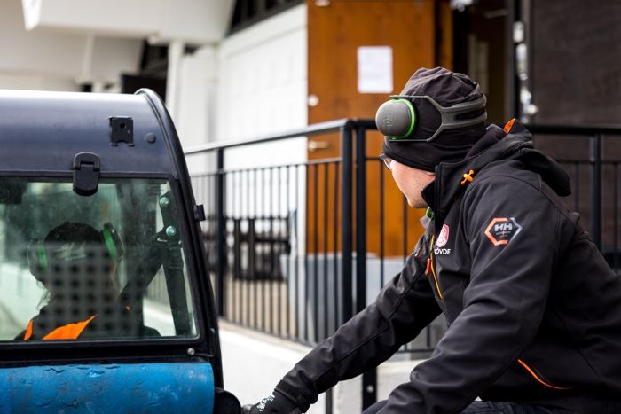 Deltagare i daglig verksamhet utför transportarbete.